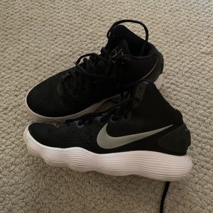 Nike Women’s black hyperdunk 2017 basketball shoes